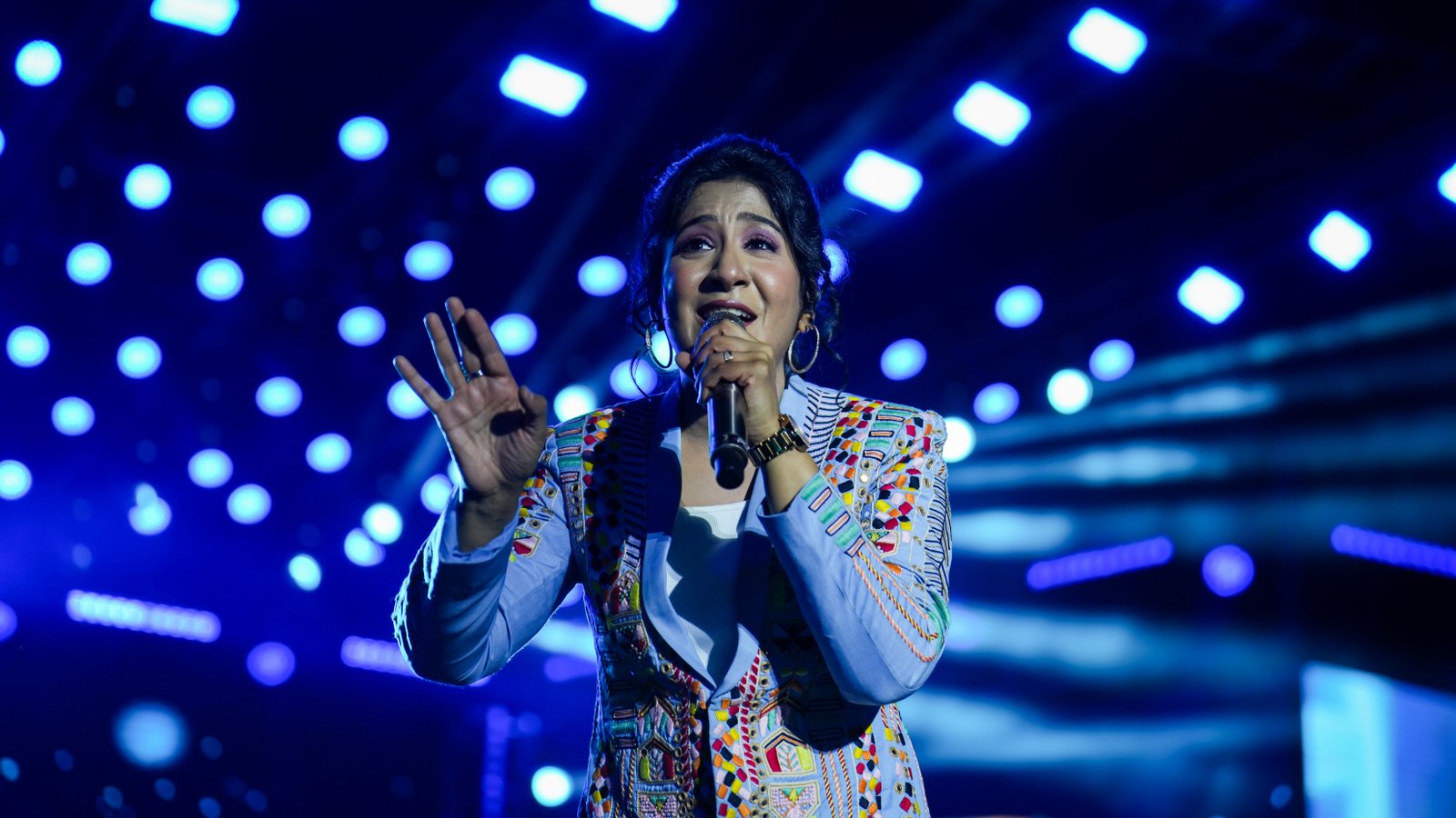 Swetha Mohan mid-performance