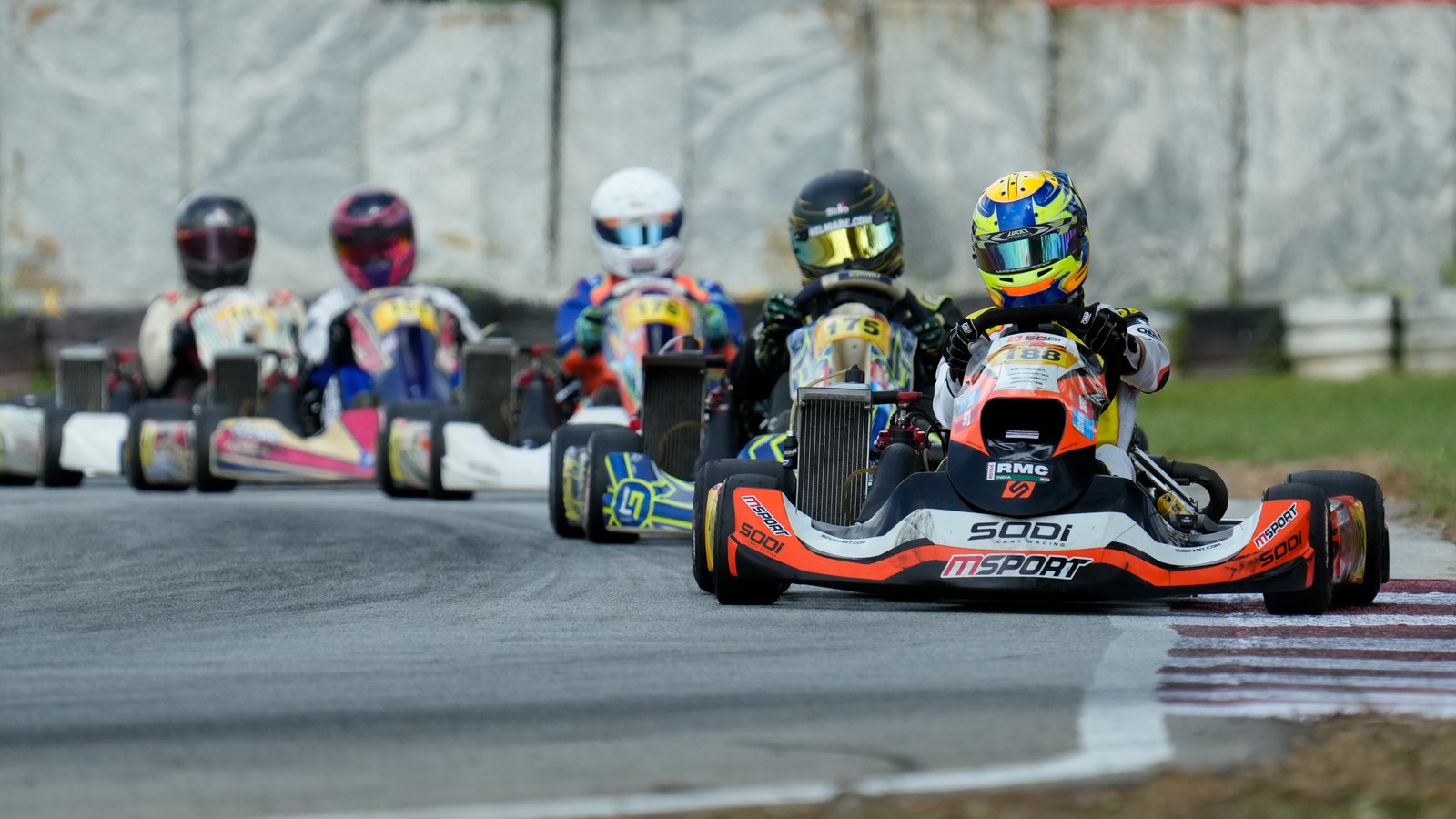 Karting pack cornering, SODI kart leading